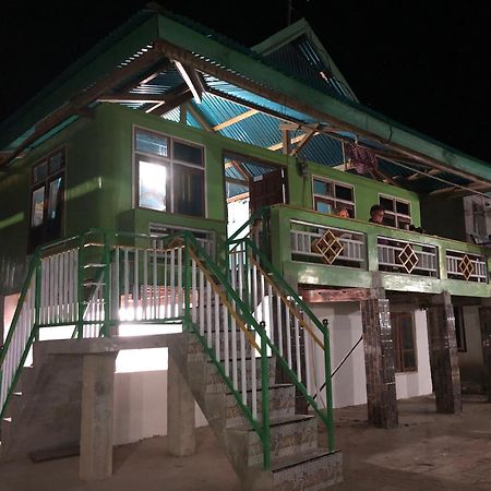 Dua Putri Komodo Homestay Exteriör bild