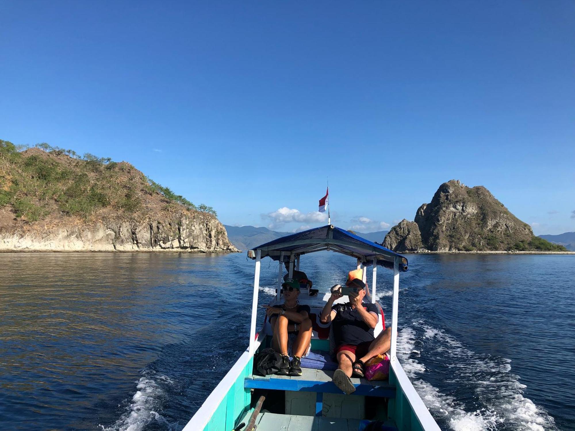 Dua Putri Komodo Homestay Exteriör bild