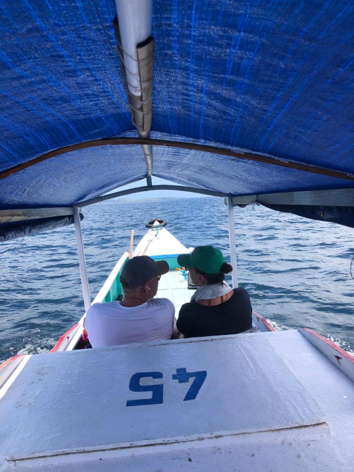 Dua Putri Komodo Homestay Exteriör bild