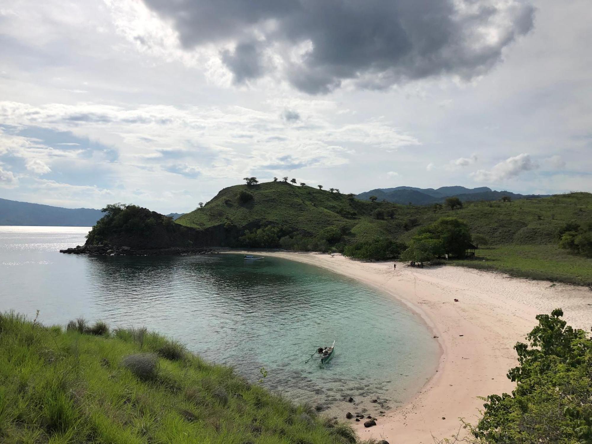 Dua Putri Komodo Homestay Exteriör bild