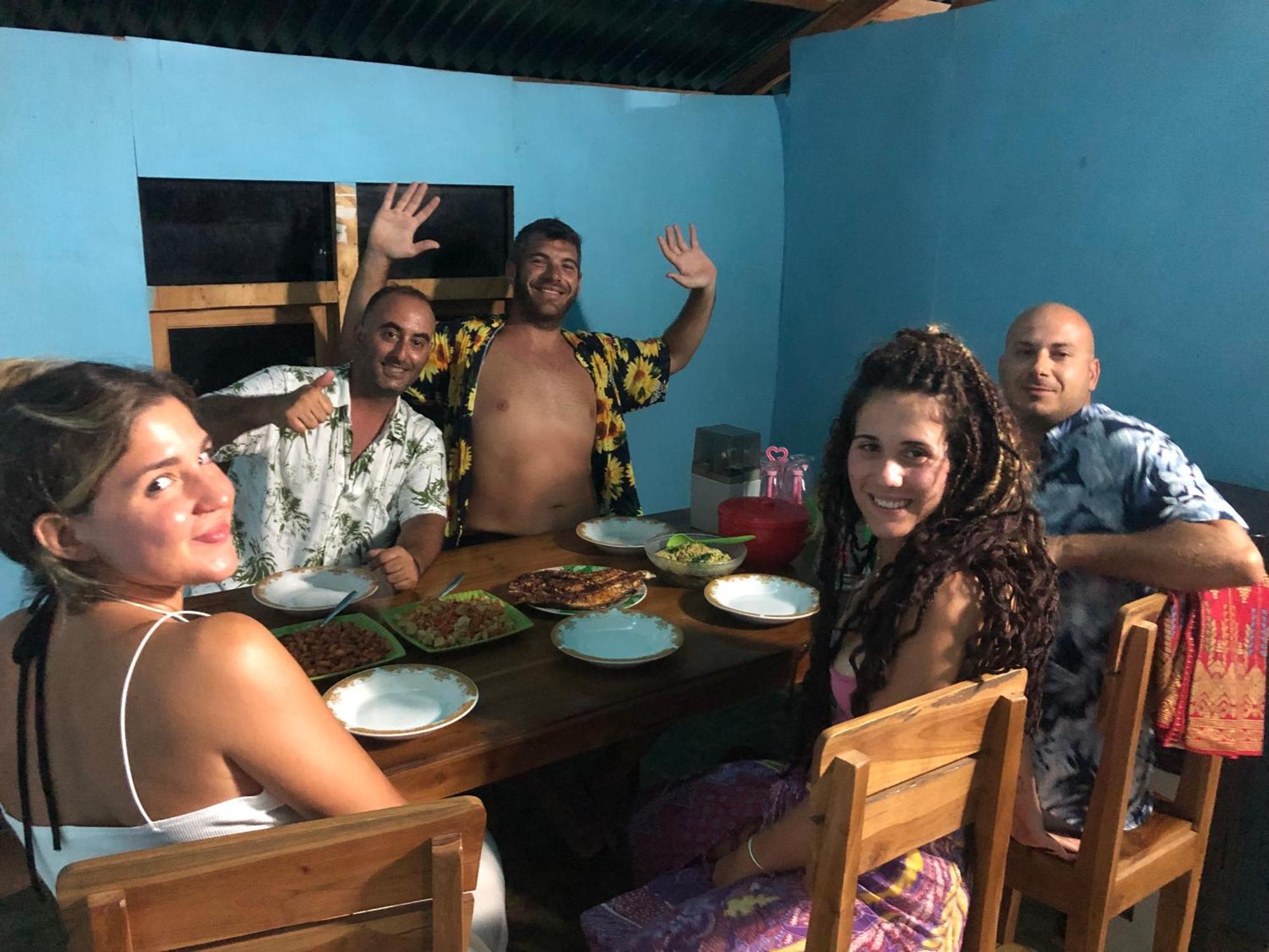 Dua Putri Komodo Homestay Exteriör bild