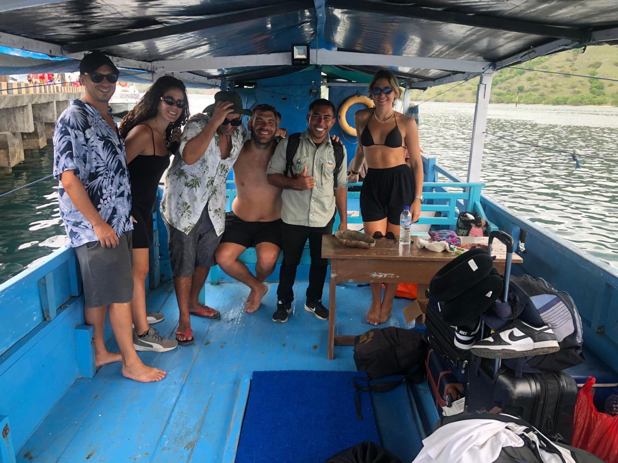 Dua Putri Komodo Homestay Exteriör bild