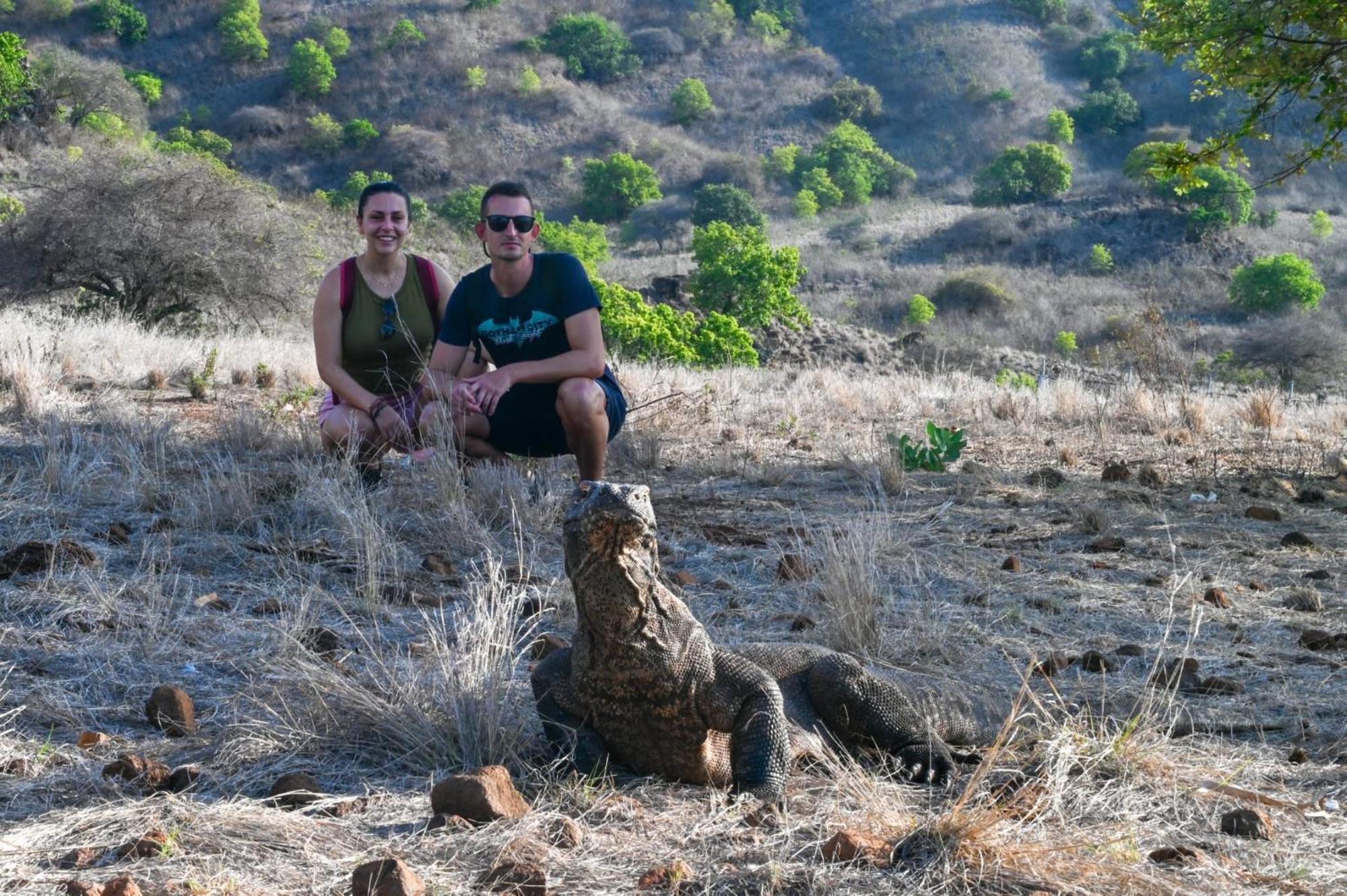 Dua Putri Komodo Homestay Exteriör bild