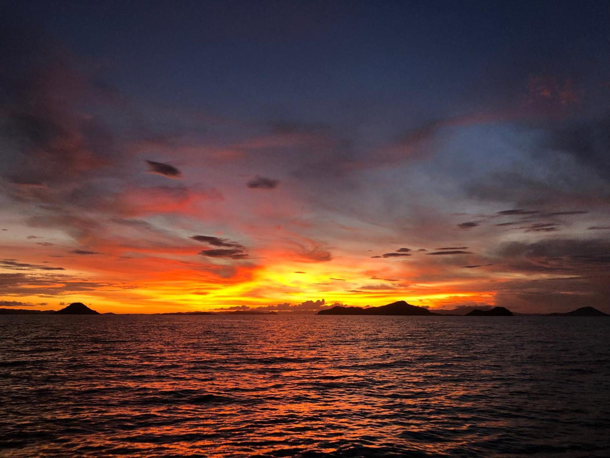 Dua Putri Komodo Homestay Exteriör bild