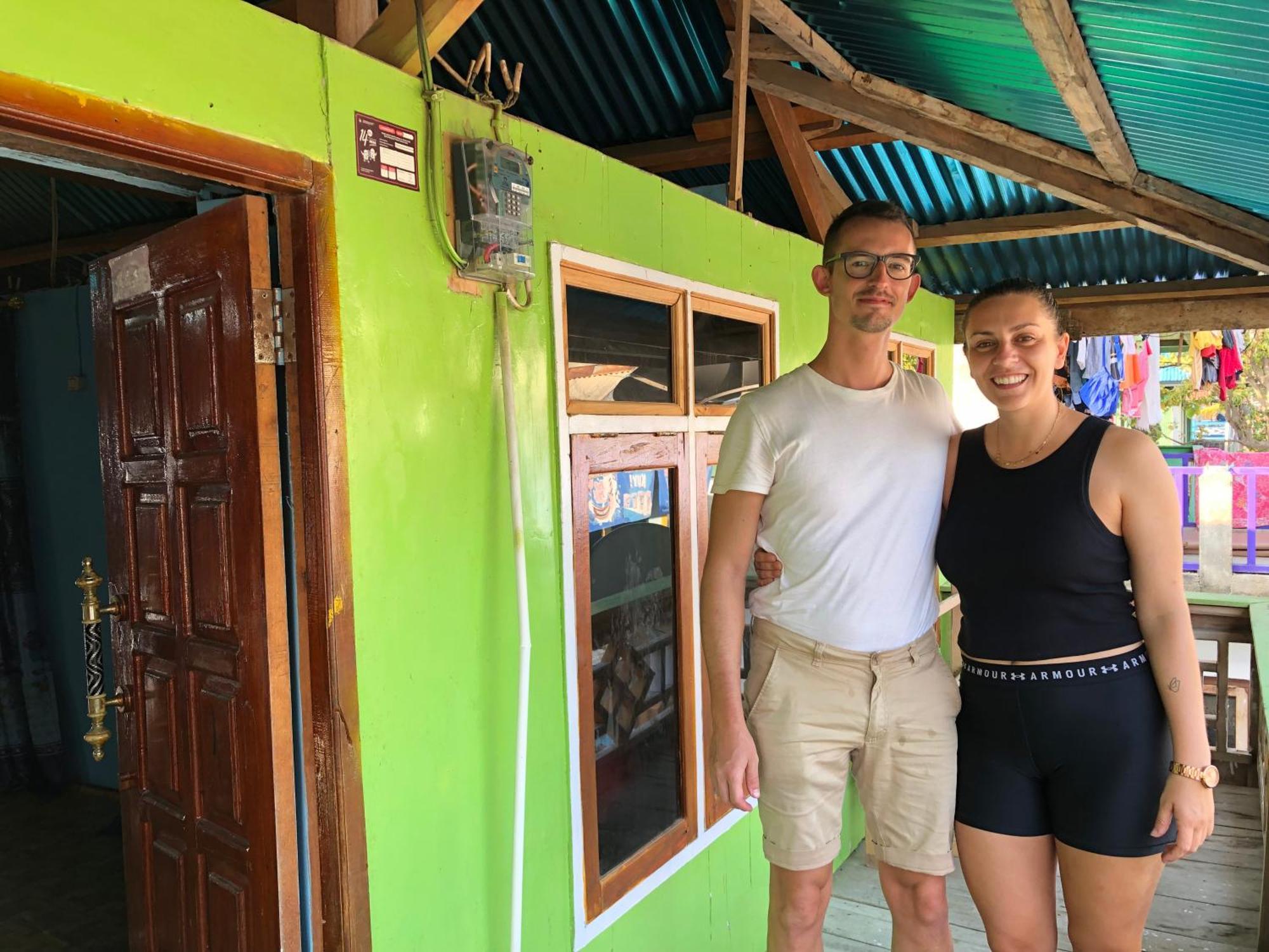 Dua Putri Komodo Homestay Exteriör bild