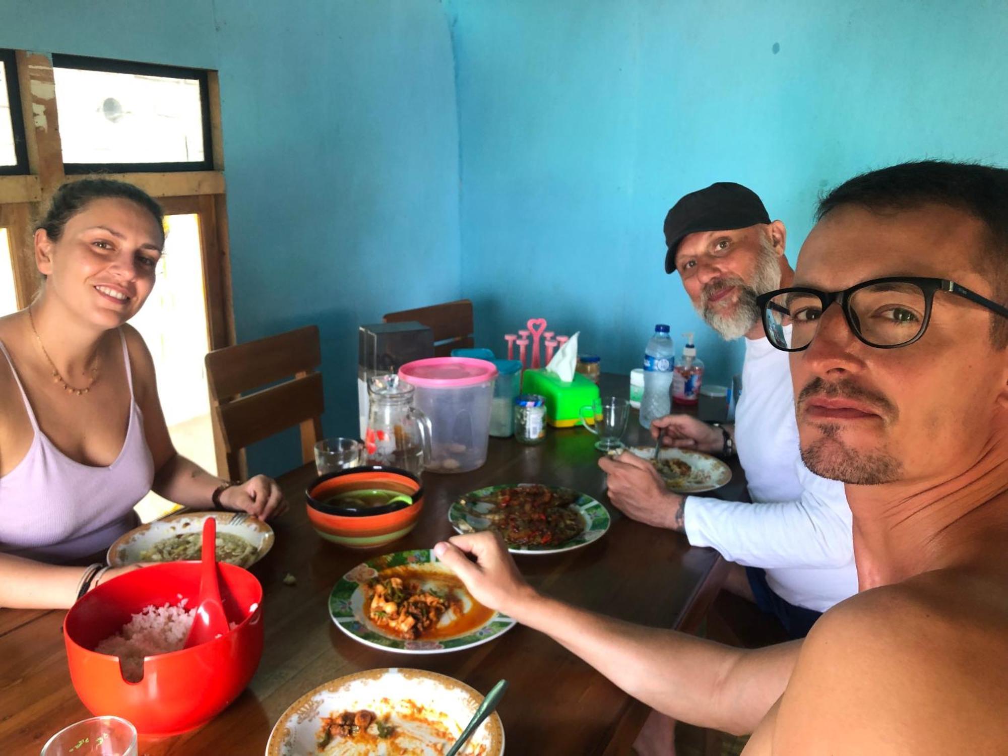 Dua Putri Komodo Homestay Exteriör bild