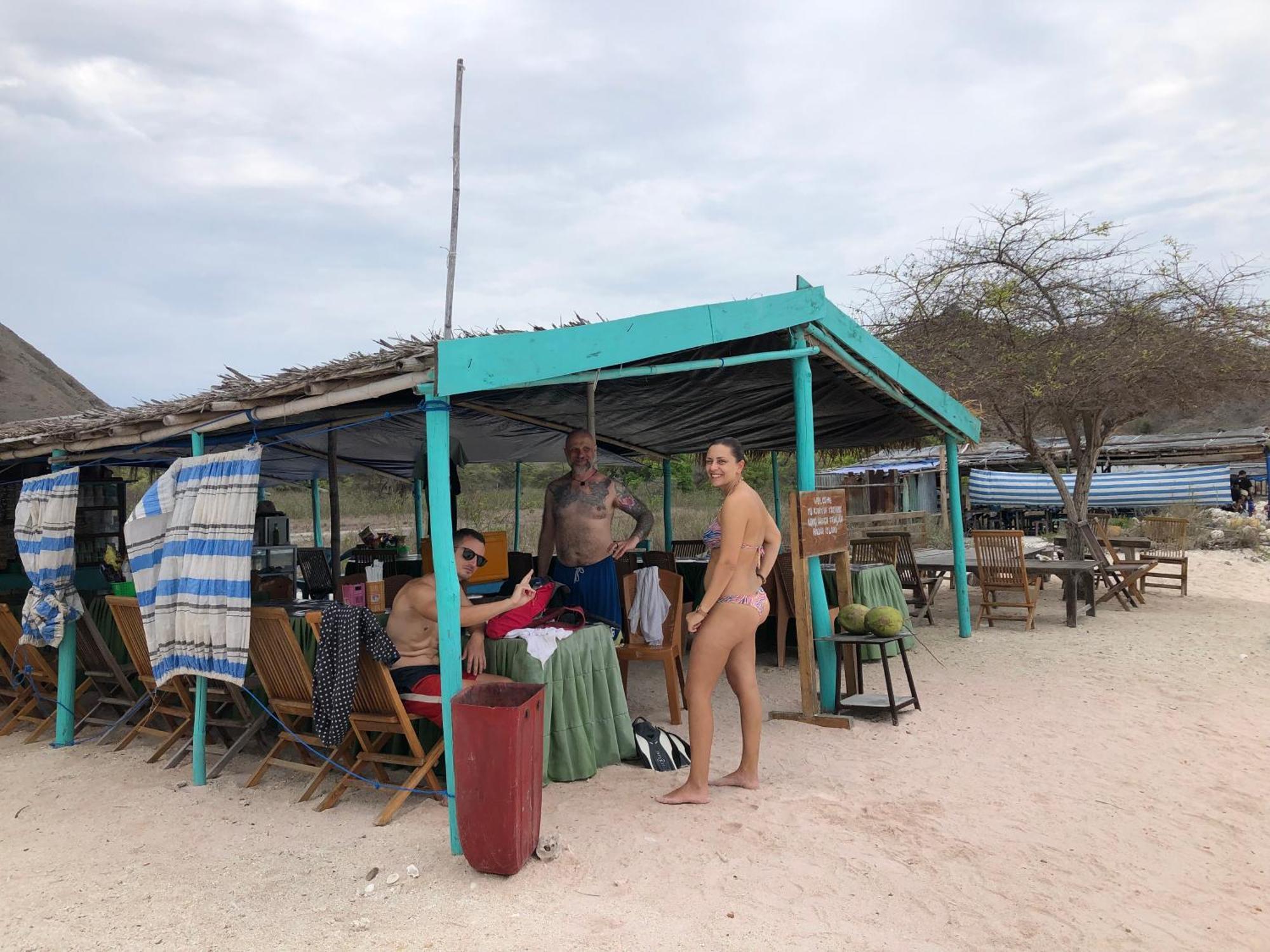 Dua Putri Komodo Homestay Exteriör bild