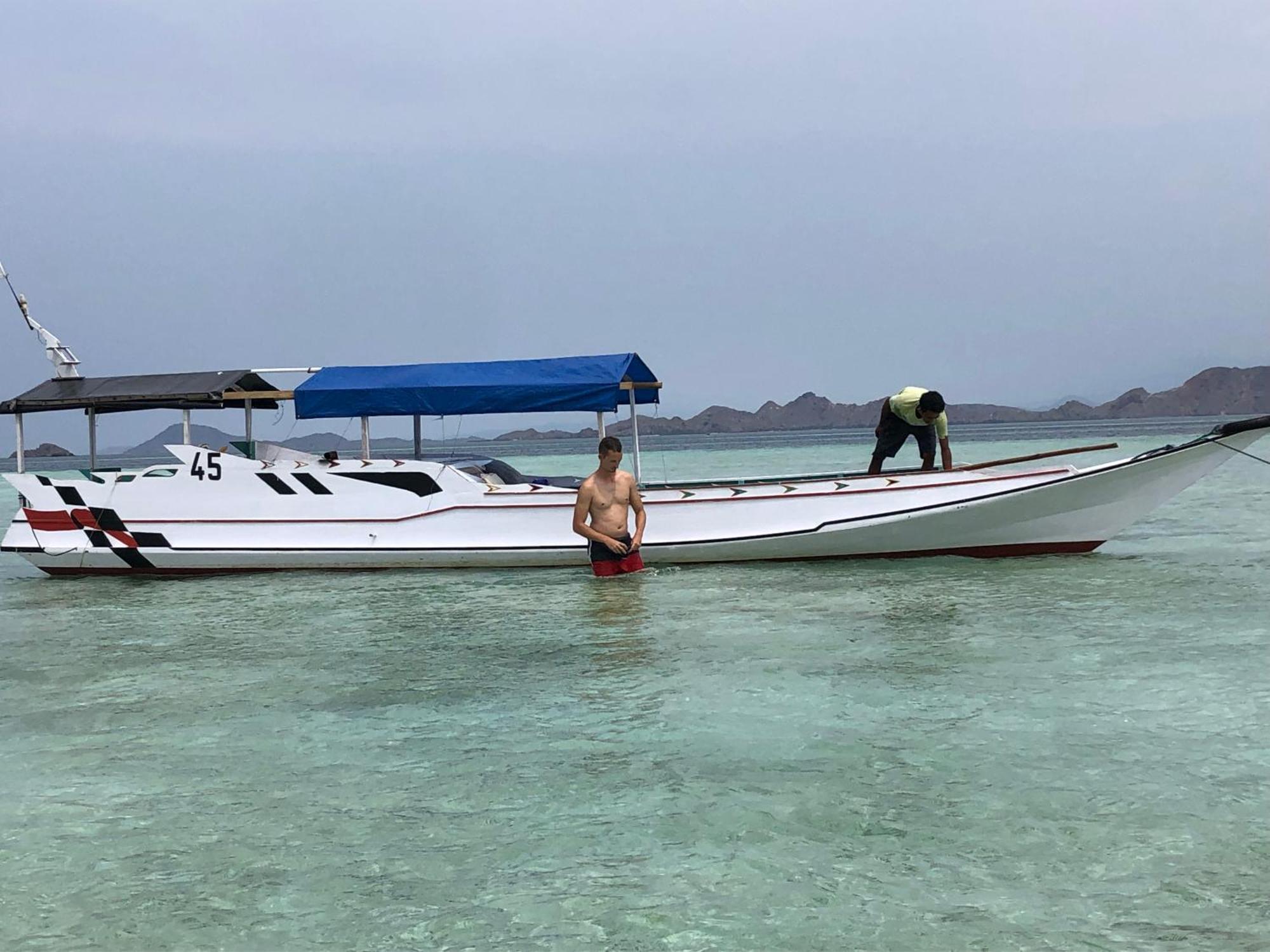 Dua Putri Komodo Homestay Exteriör bild