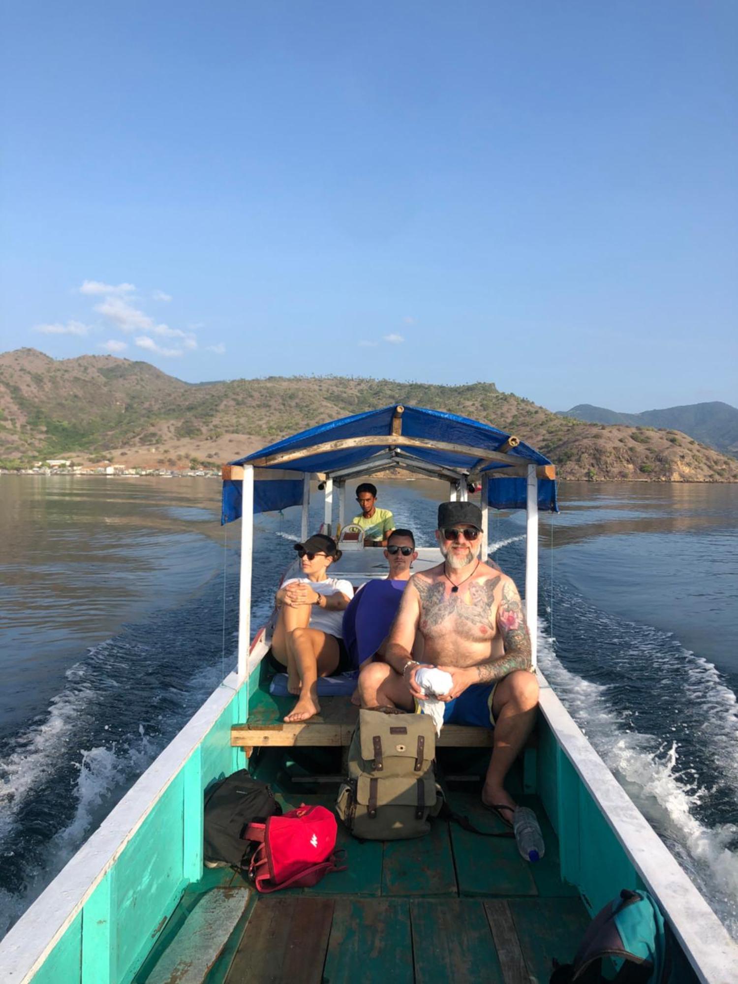 Dua Putri Komodo Homestay Exteriör bild