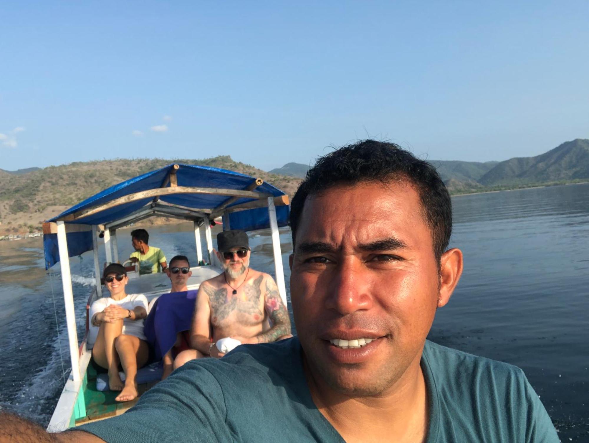 Dua Putri Komodo Homestay Exteriör bild