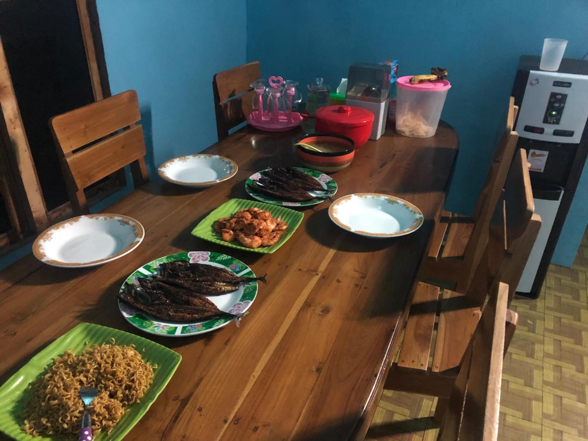 Dua Putri Komodo Homestay Exteriör bild