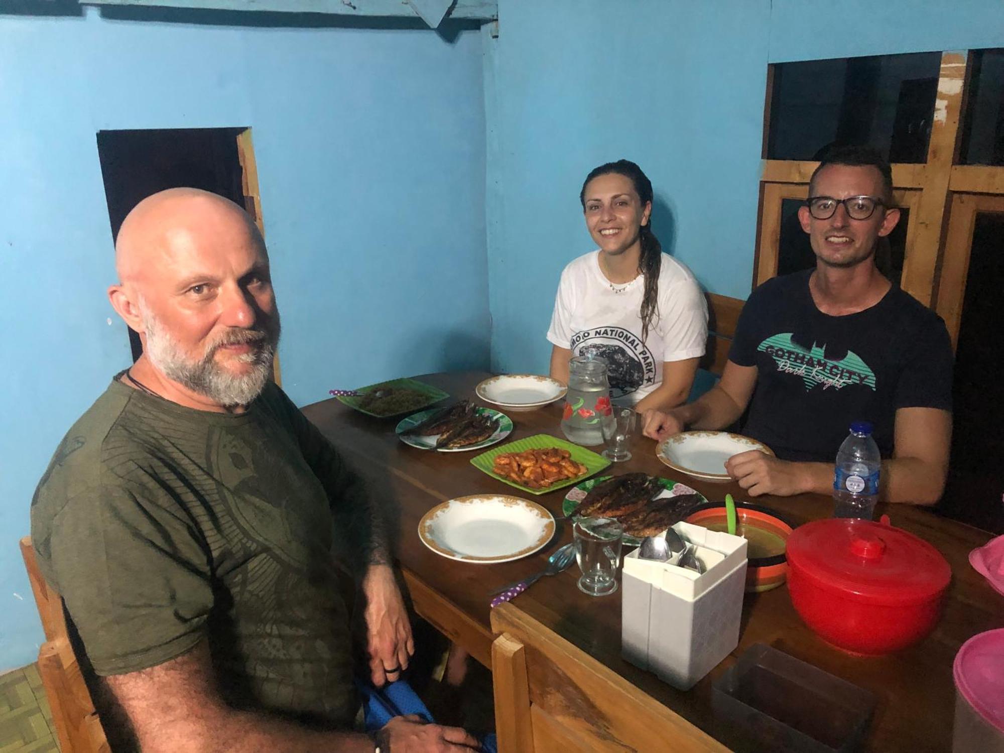 Dua Putri Komodo Homestay Exteriör bild