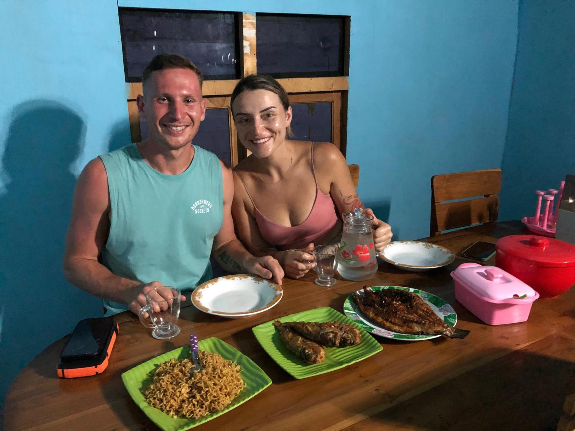 Dua Putri Komodo Homestay Exteriör bild