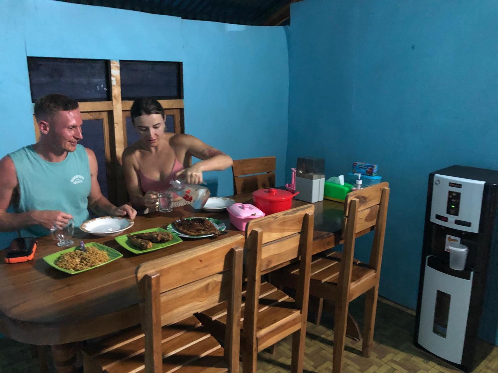 Dua Putri Komodo Homestay Exteriör bild
