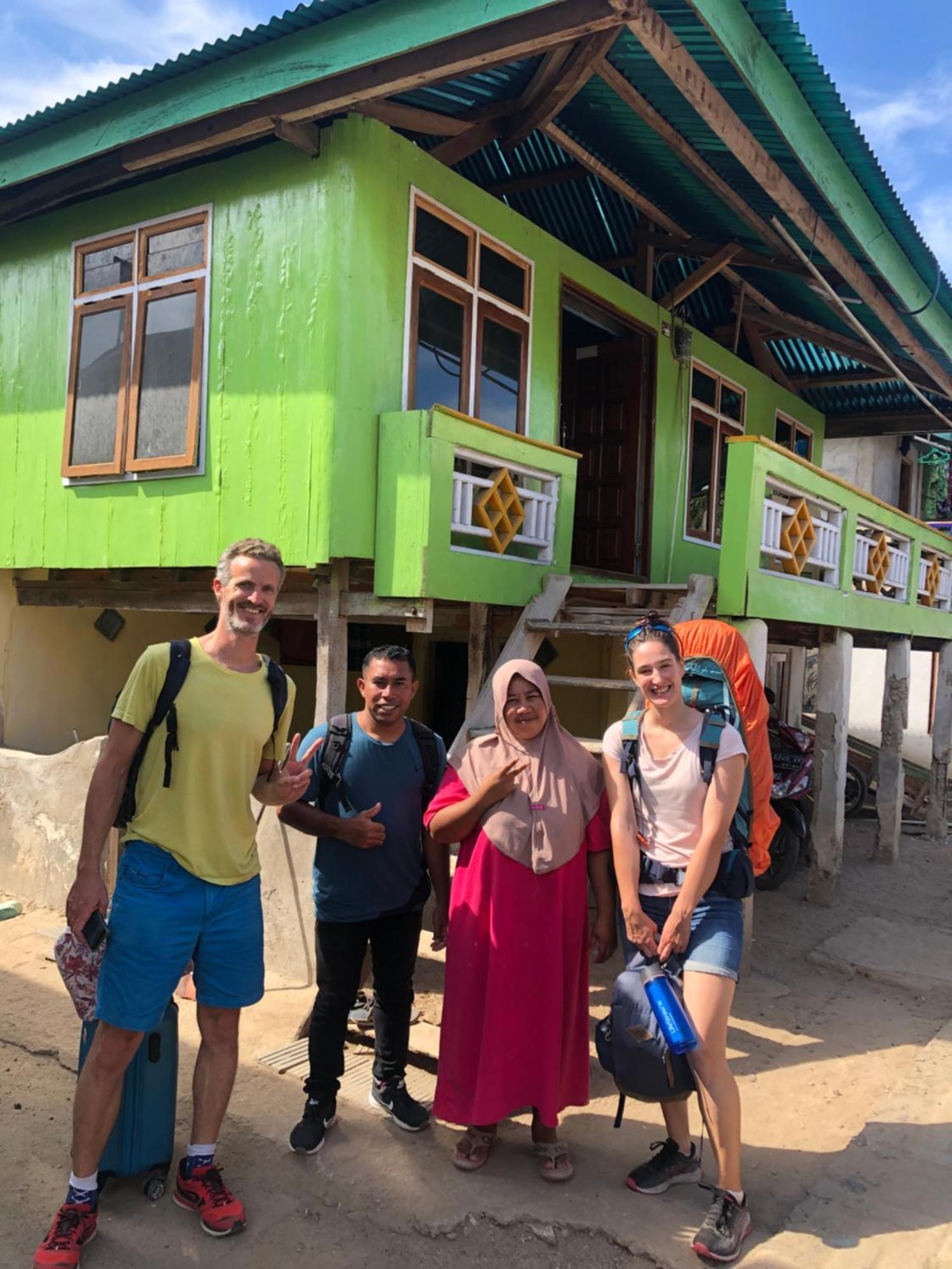 Dua Putri Komodo Homestay Exteriör bild