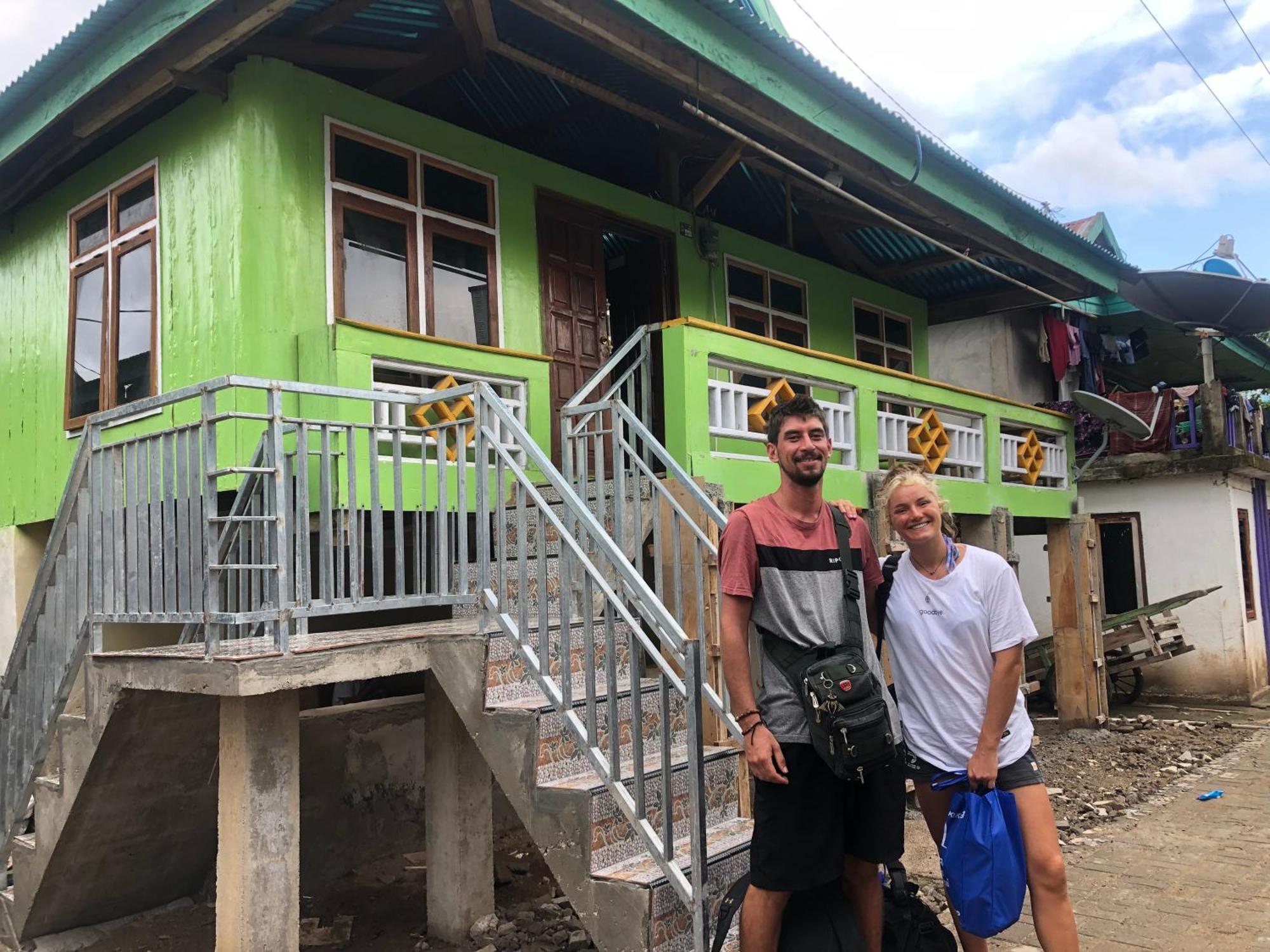Dua Putri Komodo Homestay Exteriör bild