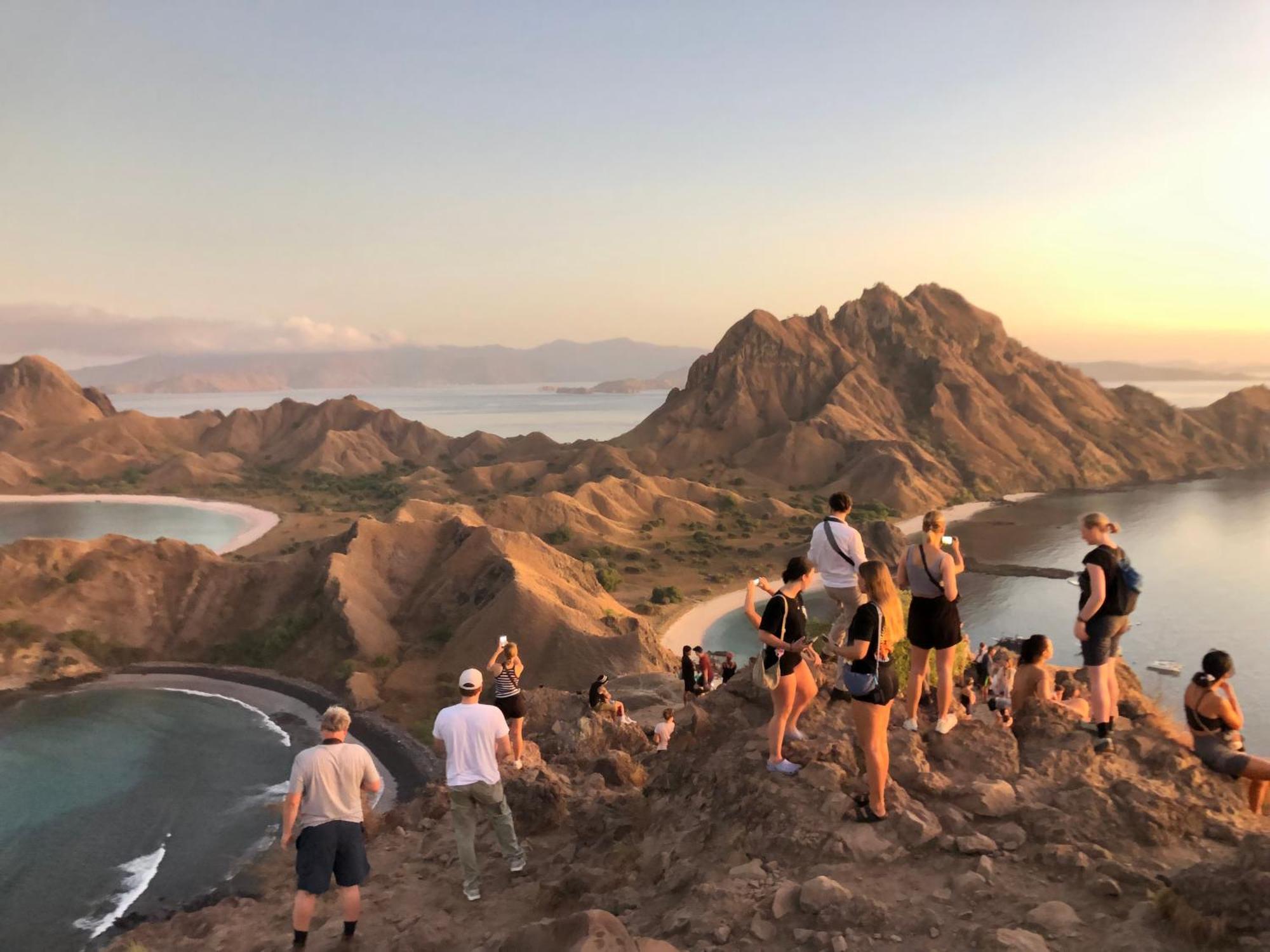 Dua Putri Komodo Homestay Exteriör bild