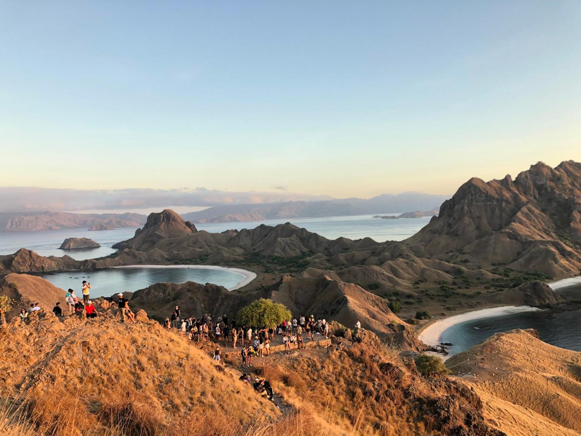 Dua Putri Komodo Homestay Exteriör bild