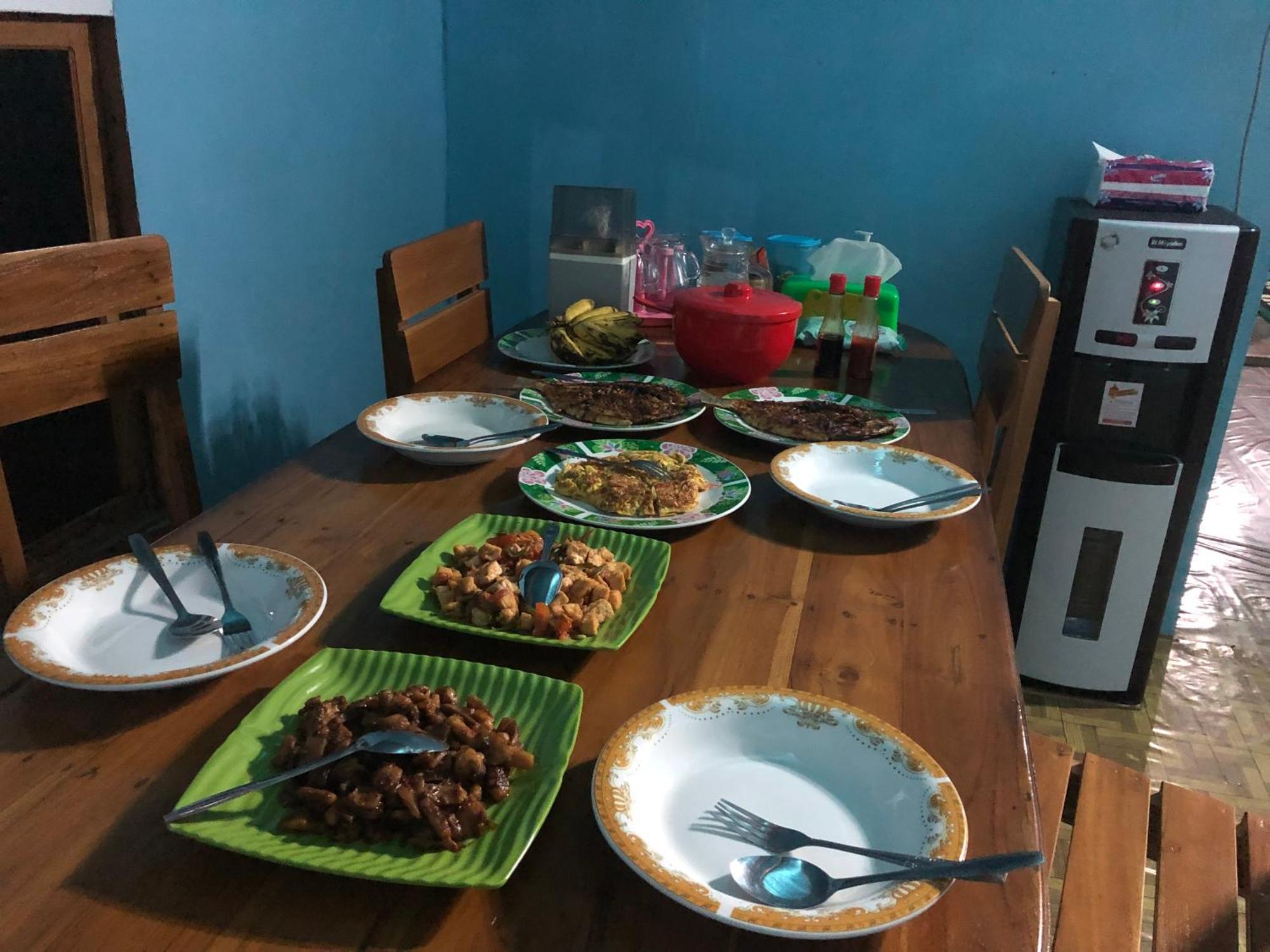Dua Putri Komodo Homestay Exteriör bild