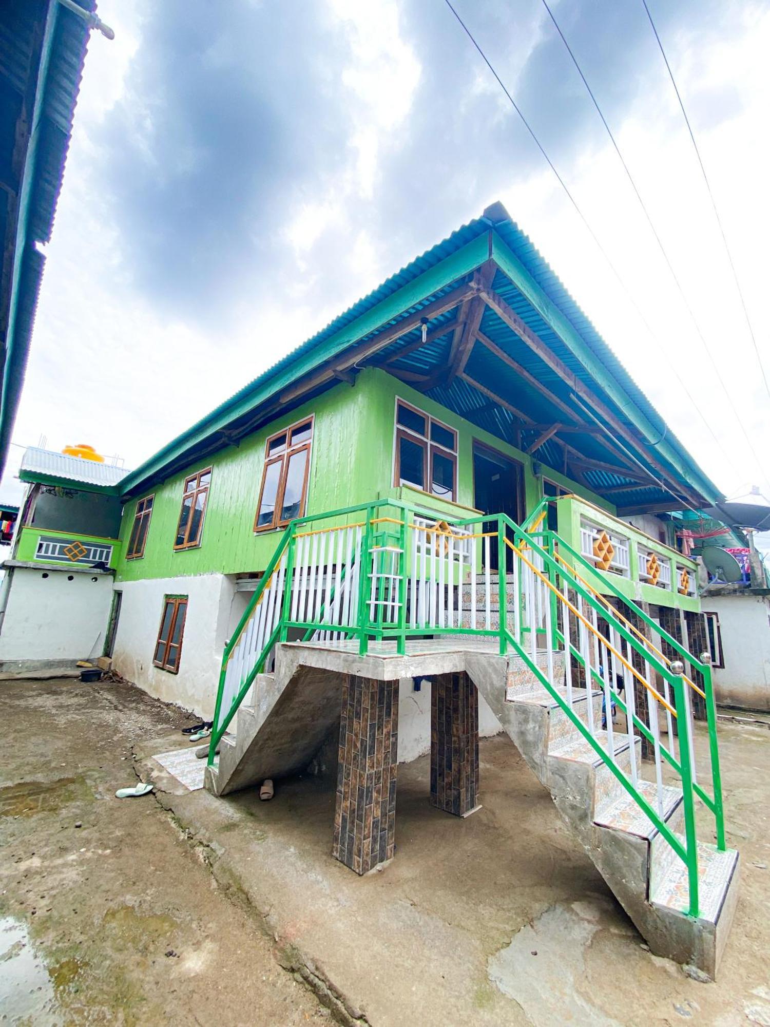 Dua Putri Komodo Homestay Exteriör bild
