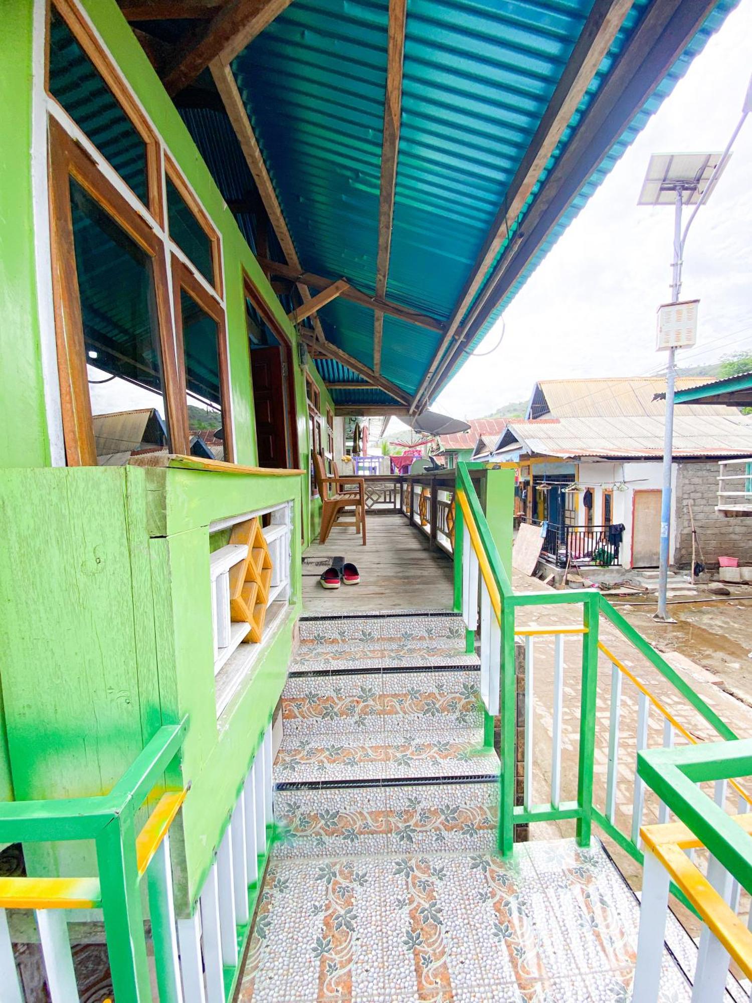 Dua Putri Komodo Homestay Exteriör bild
